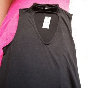 Keyhole sleeveless tank